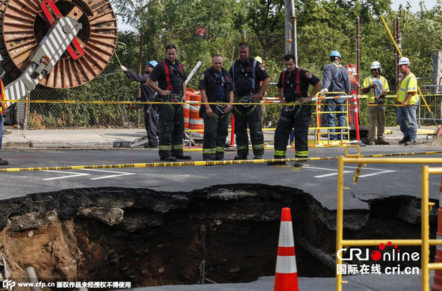 纽约布鲁克林路面惊现巨大"天坑"