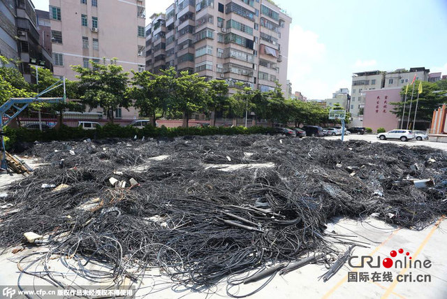 广州城中村剪除50余吨"电线蜘蛛网" 铺满篮球场