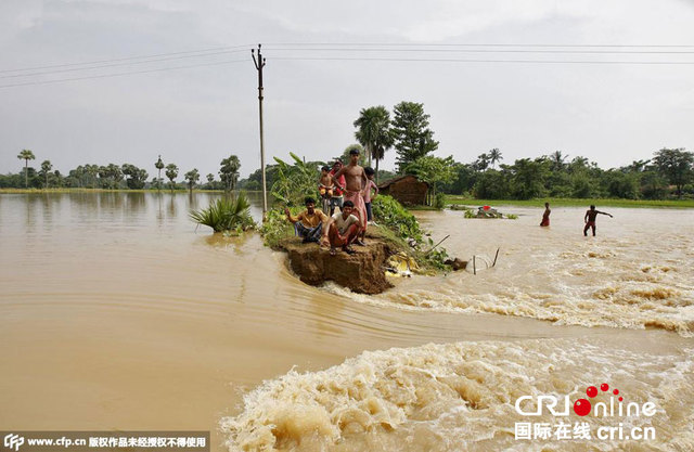 印度洪灾已致200余人丧生 多地沦为泽国