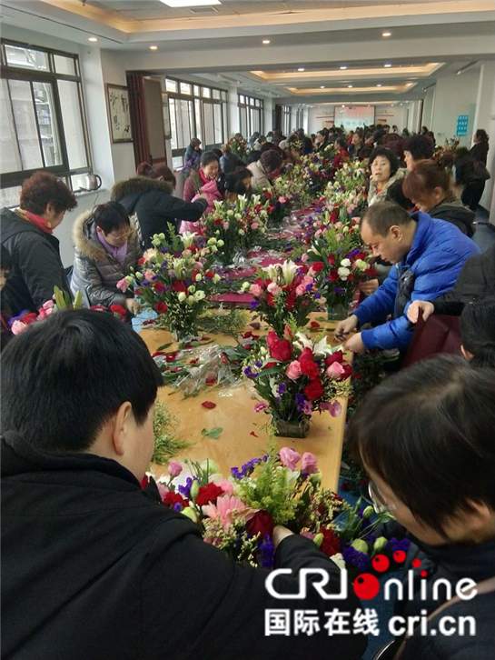 插花贺新年  春色满人间  西安市碑林区古迹岭社区举行迎新春“百人插花”活动