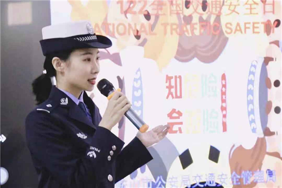 辽宁鞍山警花进高校 全程飙英语为留学生讲交法