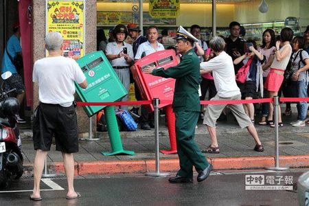 因台风爆红“歪腰邮筒”遭迁移 龙应台批“愚蠢”