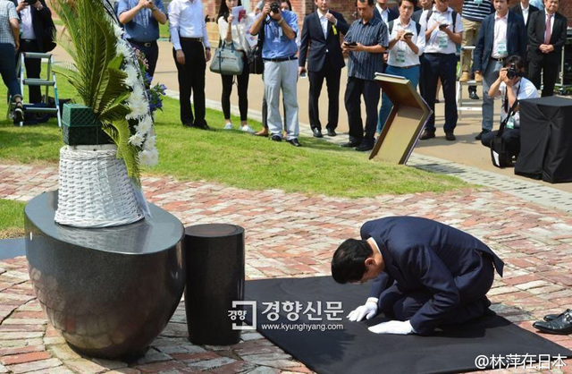 日本前首相鸠山由纪夫向韩国抗日烈士墓下跪