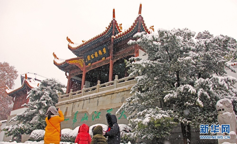 航拍：飞雪黄鹤楼 风景美如画