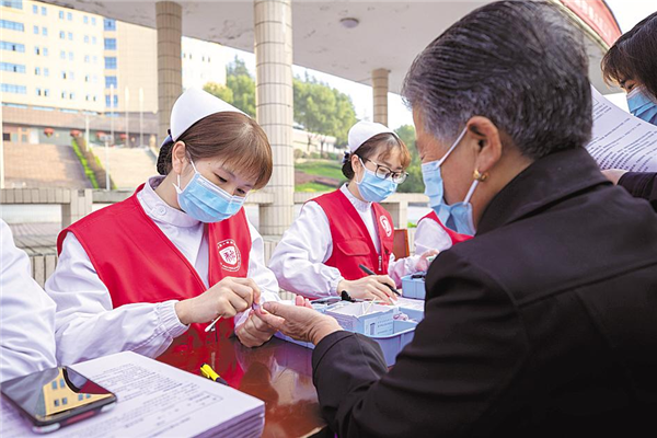 湖北省健康扶贫让村民有“医”靠