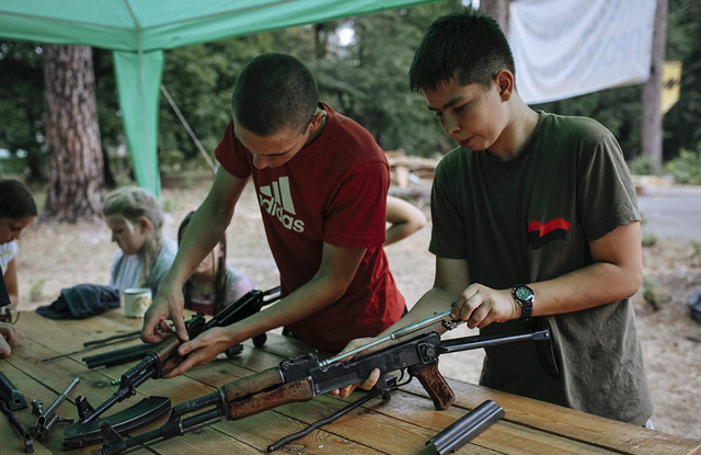 乌克兰武装组织训练儿童射击 最小"童军"仅6岁