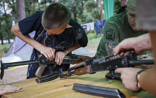 乌克兰武装组织训练儿童射击 最小"童军"仅6岁