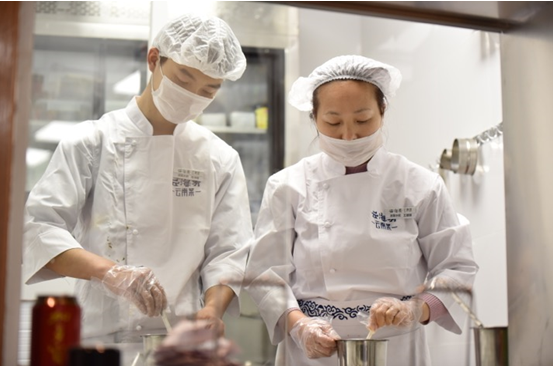 心在一起 共担当——餐饮业“疫中求生”  云海肴迅速发力线上业务