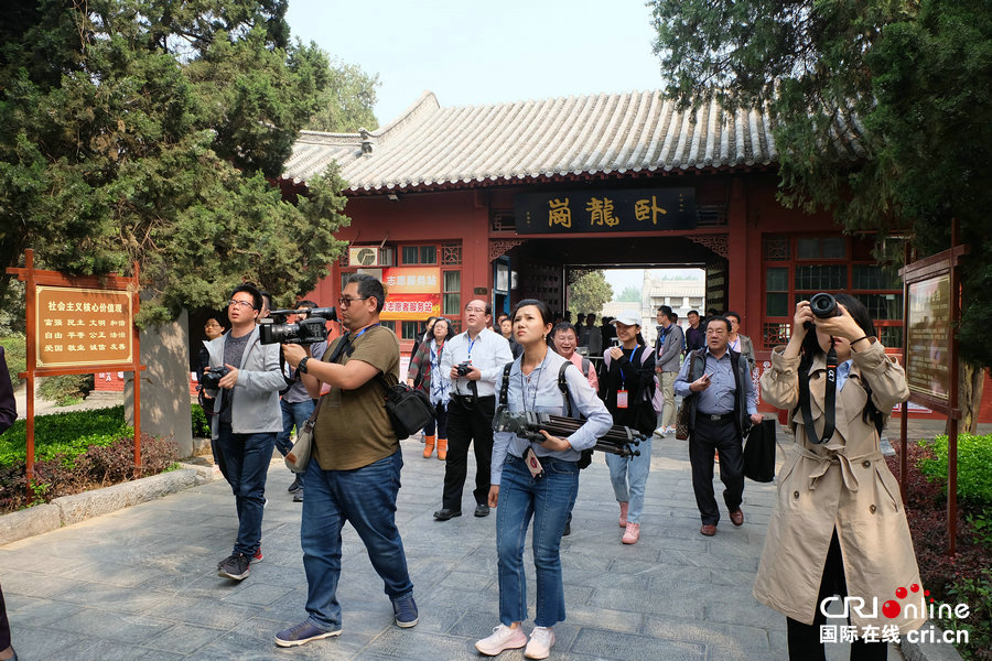 【河南原创】海峡两岸媒体人走进南阳：探访武侯祠 了解中医药文化（组图）