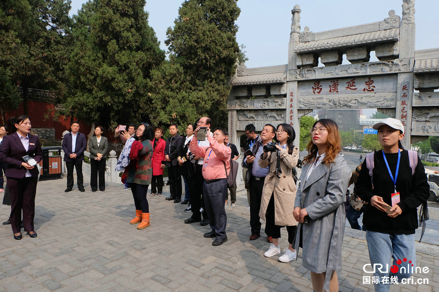 【河南原创】海峡两岸媒体人走进南阳：探访武侯祠 了解中医药文化（组图）