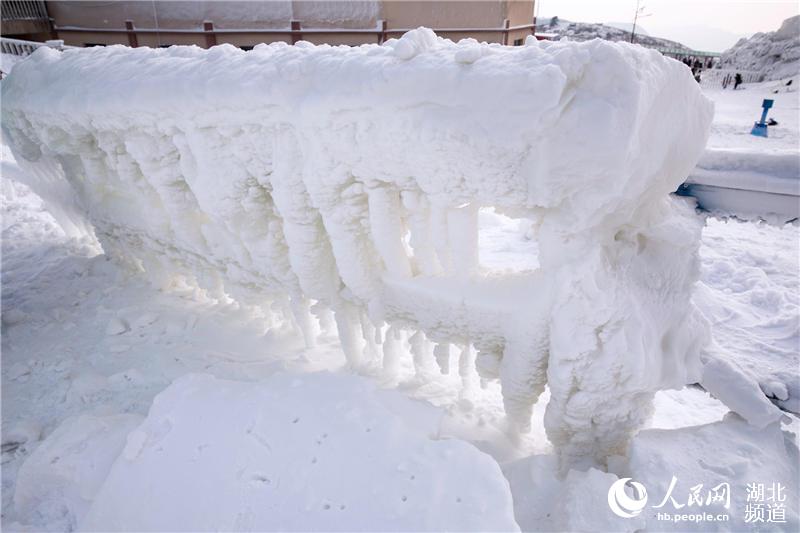 一万五千余名中外旅客登上湖北百里荒赏雪、滑雪