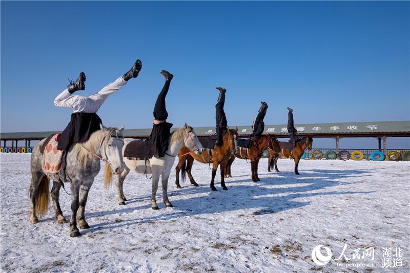 一万五千余名中外旅客登上湖北百里荒赏雪、滑雪