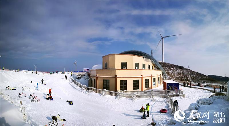 一万五千余名中外旅客登上湖北百里荒赏雪、滑雪