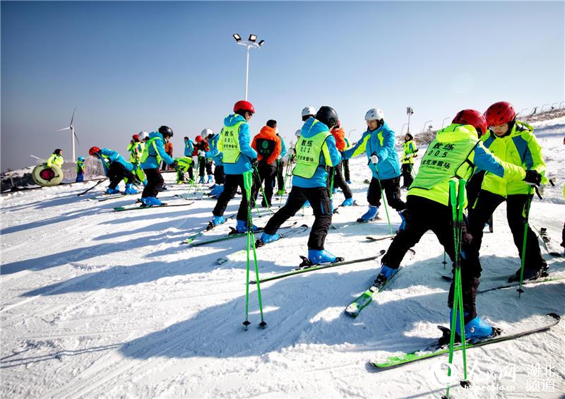 一万五千余名中外旅客登上湖北百里荒赏雪、滑雪