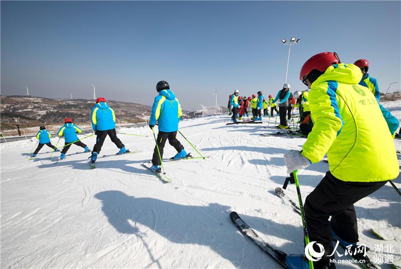 一万五千余名中外旅客登上湖北百里荒赏雪、滑雪