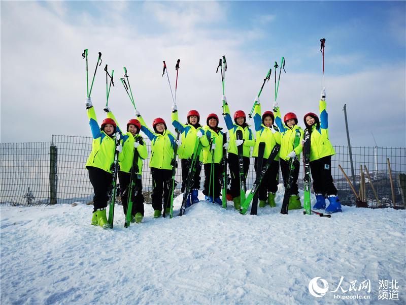 一万五千余名中外旅客登上湖北百里荒赏雪、滑雪