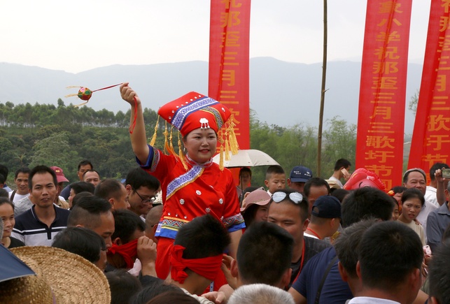 防城港上思：“窝坡”歌圩精彩纷呈