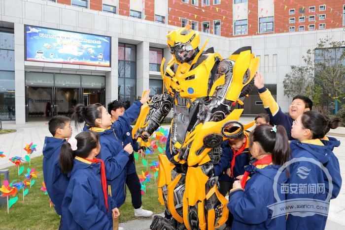 带孩子们开启奇妙科探之旅 沣西新城文教园第一小学举行首届科技节活动