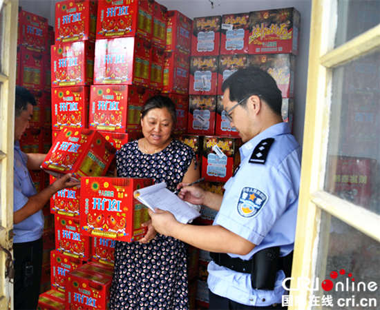 滨州商店派出所对烟花爆竹零售店进行检查_fororder_对烟花爆竹零售店进行安全检查.JPG