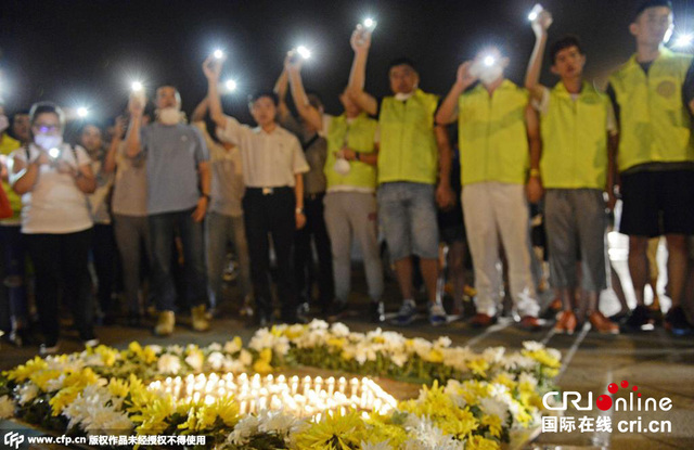 志愿者搭建临时祭奠站 追悼爆炸事故中死难者