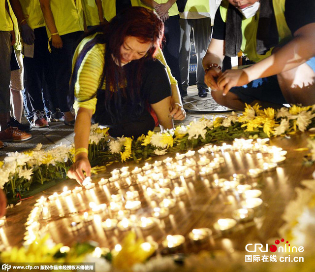 志愿者搭建临时祭奠站 追悼爆炸事故中死难者