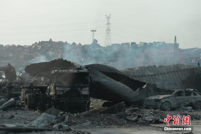 直击天津港爆炸核心现场 警车消防车已成废铁