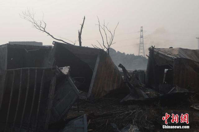 直击天津港爆炸核心现场 警车消防车已成废铁