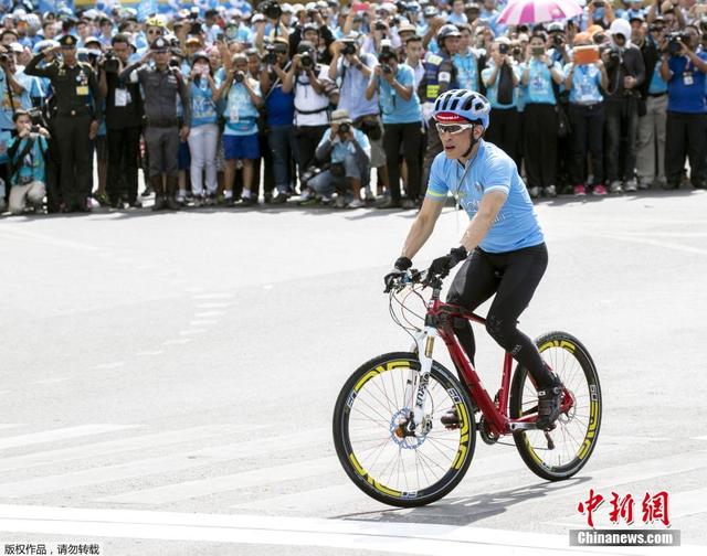 泰国王储带领数万民众共同骑行为王后庆生