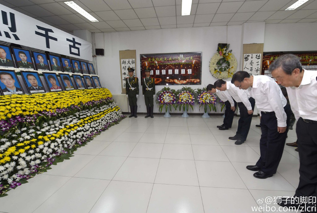 李克强向天津港爆炸事故遇难英烈鞠躬致敬