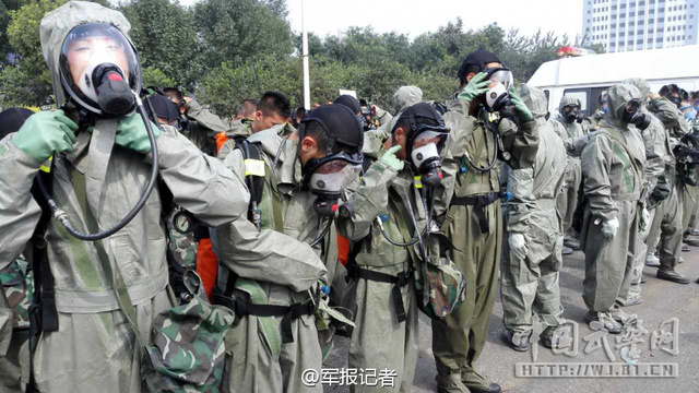 百余名防化兵拉网式搜检天津港爆炸核心区