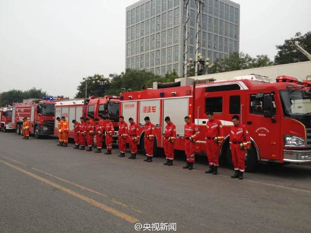 天津港爆炸事故"头七"祭 警钟长鸣悼念逝者