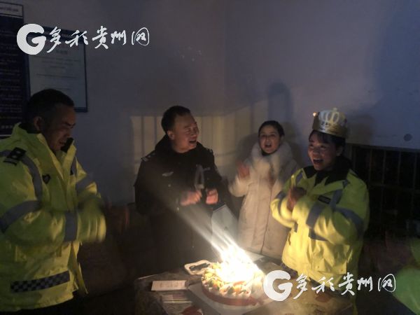 （社会）执勤交警的生日夜：抗凝保畅一线岗位上的小幸福