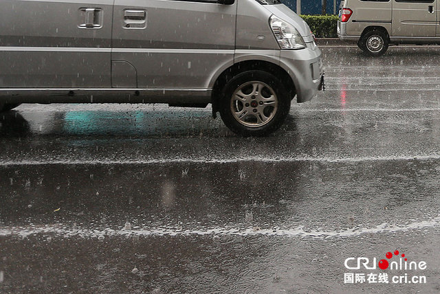 天津迎爆炸事故后首次降雨 路面现白色泡沫