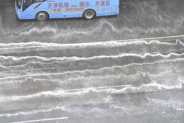 天津迎爆炸事故后首次降雨 路面现白色泡沫