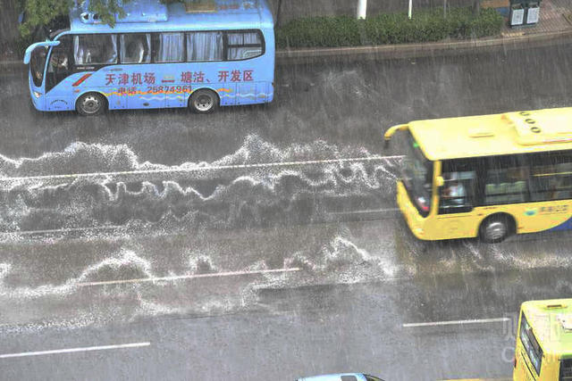 天津迎爆炸事故后首次降雨 路面现白色泡沫