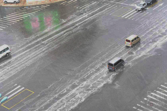 天津迎爆炸事故后首次降雨 路面现白色泡沫