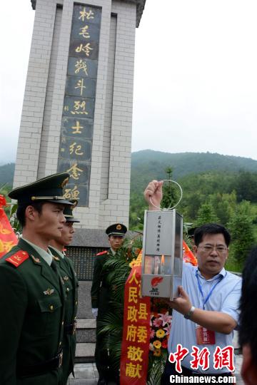 纪念长征胜利80周年 红色旅游火炬传递活动举行