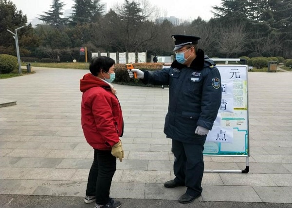 西安高新区城市管理“双管齐下”战疫情