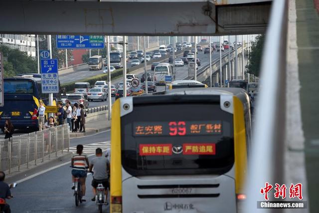 北京实行单双号限行首日 车流降幅明显