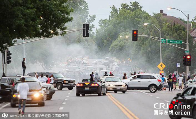 美国密苏里州警察射杀涉毒黑人嫌犯引发抗议