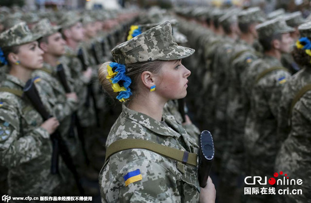 乌克兰女兵参加独立日阅兵彩排