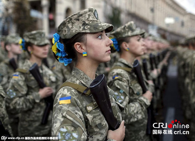 乌克兰女兵参加独立日阅兵彩排