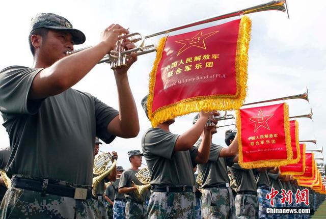 探访阅兵基地 女兵持枪练队英姿飒爽