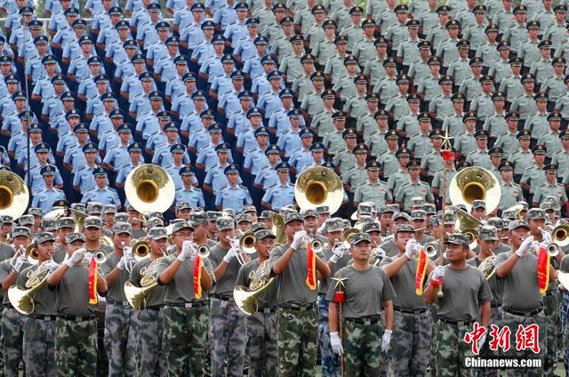 探访阅兵基地 女兵持枪练队英姿飒爽