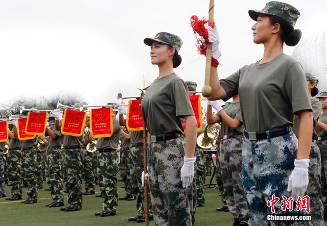 探访阅兵基地 女兵持枪练队英姿飒爽