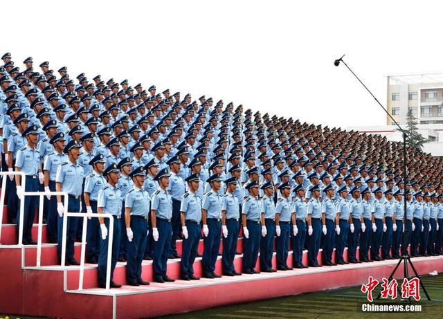 探访阅兵基地 女兵持枪练队英姿飒爽