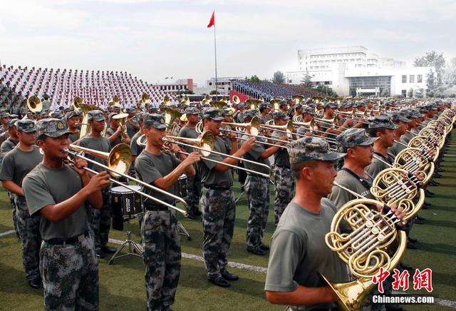 探访阅兵基地 女兵持枪练队英姿飒爽