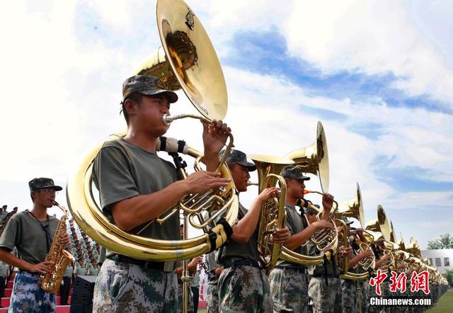 探访阅兵基地 女兵持枪练队英姿飒爽