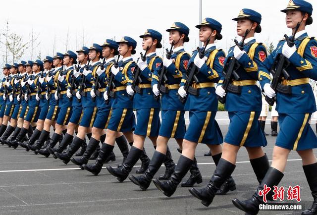 探访阅兵基地 女兵持枪练队英姿飒爽