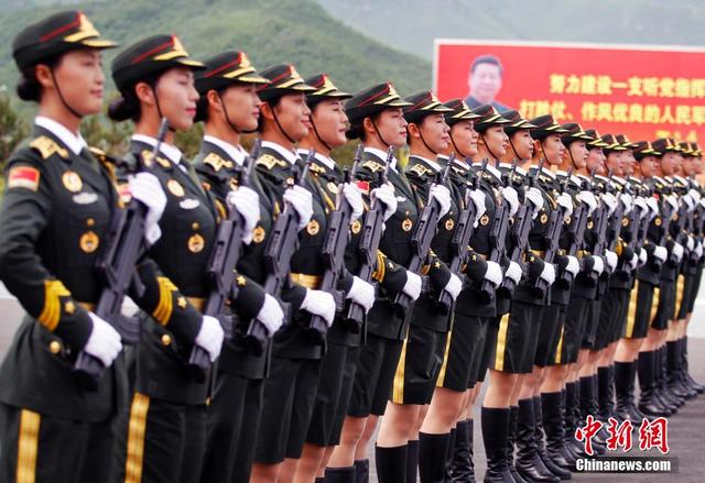 探访阅兵基地 女兵持枪练队英姿飒爽